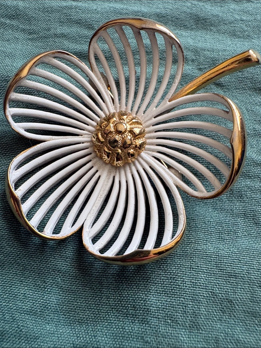 Monet White and Gold Enamel Flower Brooch - Picture 5 of 13